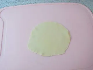 饺子皮紫薯饼,把饺子皮擀成中间厚边缘薄一些的饼皮