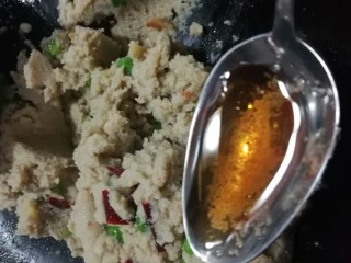 北京传统经典小吃-老北京麻豆腐,炒一分钟后，加入香油，提香哒！