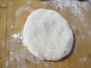 山西太原特色小吃，羊肉手抓饼,面粉合成团醒放半小时后合均匀。