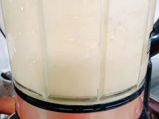 芒果麦片坚果露,选择奶昔键,打40秒即可。