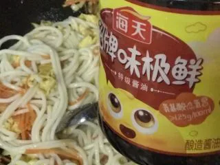 云南风味炒米线,倒入适量生抽