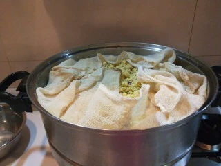 新文美食 北京特色小吃蒸年糕,把屉布包好盖上盖子,蒸15分钟即可关火。