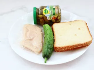 风味酸黄瓜鸡肉热压三明治,首先备齐所有的食材。