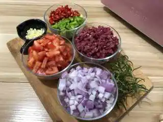 牛肉意面酱(面包机版),蒜切碎，其它材料全部切丁