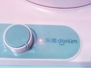 家常快手菜【凉拌海参】,蒸锅盖上盖子开火，开到最大火力。