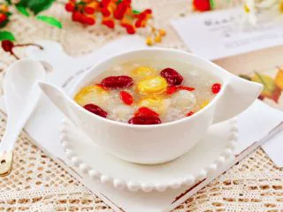 金燕耳金桔桂圆羹,每天一碗营养丰富又健康养生,喜欢的亲们赶紧行动起来吧……