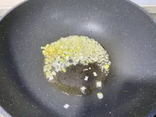 椒香鱼块➕椒香风味龙利鱼块,重起油锅，热锅冷油，加入姜粒葱末蒜末小火煸香