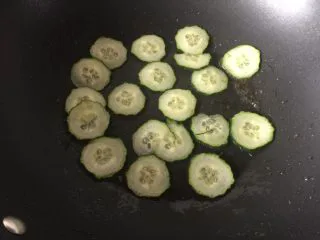 通心肠番茄意面,将抽片的黄瓜也放入锅里煎香