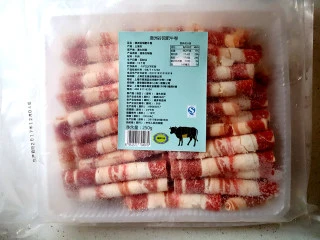 快手菜=>韭黄肥牛,准备肥牛卷。