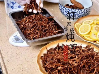 止咳化痰-陈皮冰糖柠檬膏(不含川贝),再铺一层陈皮丝~依此类推,把炖盅铺满即可