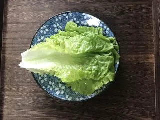 街头风味东北烤冷面,生菜洗净沥干水分