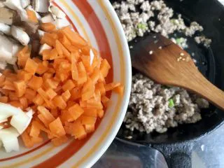 土豆的101种吃法➕火山肉末土豆泥,加入胡萝卜煸炒一下