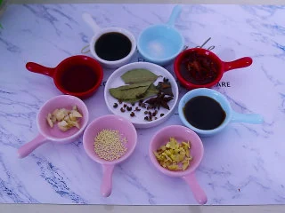 五花肉烧土豆,2：准备配料姜末8g 蒜末8g 八角1个 桂皮1小块 香叶2片 花椒粒2g 生抽10g 料酒10g 蚝油6g 盐2g 鸡精2g 葱花适量 豆瓣酱10g