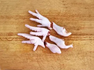 私房菜 密制酸辣鸡爪,把鸡爪从中间用斜刀切断