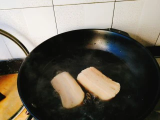 家常菜+梅菜扣肉,五花肉洗净泡半小时后焯水,洗拔干净残留的毛。