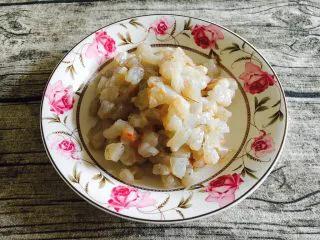 家乡风味饺子 三鲜馅饺子,把虾仁剁成小丁。