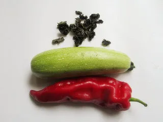 素炒酸辣西葫芦木耳,准备好所需食材