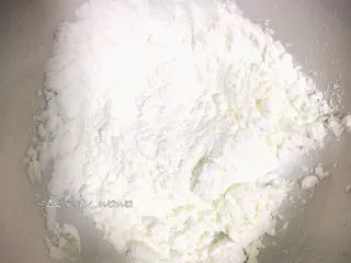 牛肉快手菜—姜丝牛肉,淀粉一大勺，放入碗中