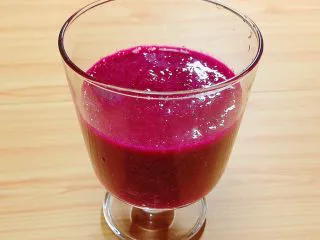 梦幻火龙果酸奶杯,火龙果泥大概倒到半杯的位置。