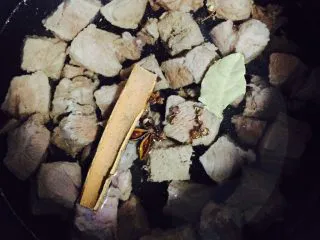 异域风情菜—咖喱土豆牛肉煲,加入一块桂皮和香叶，有助于牛肉变熟。调制煲汤档，加压焖煮