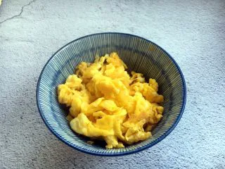 天津特色小吃 蔬菜烩饼,鸡蛋炒熟盛出备用。