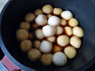  人气小吃糖不甩,将圆子捞出，放入红糖水中小火煮片刻，让圆子表面裹满红糖水，即可捞出装盘