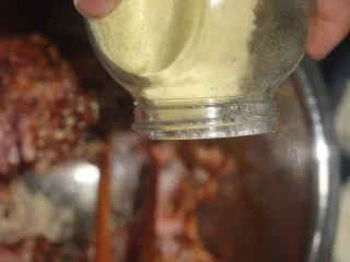 老北京小吃之“干炸小丸子”,鸡精一勺,作用是提鲜。