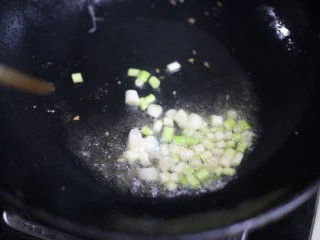 美食丨超级无敌下饭家常菜 芹菜香干 ～,锅中热油，倒入切好的蒜苗爆香。