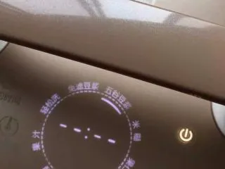 【花生核桃露】健脑益智的学生饮品,按上豆浆机的机头，接通电源