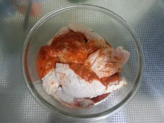 最受欢迎的烤箱菜【新奥尔良风味烤翅】,将鸡翅放入保鲜盒内，倒入调好的腌料，充分搅拌均匀。