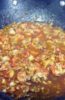 火爆流行街头的龙虾盖浇饭 ,中火烧煮一会至汤汁收浓香味四溢即可关火,盛出盖在米饭上,再围摆一圈豌豆即可上桌。