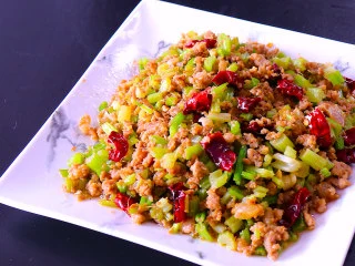 下饭菜芹菜炒肉末,美味简单的菜肴就完成啦~