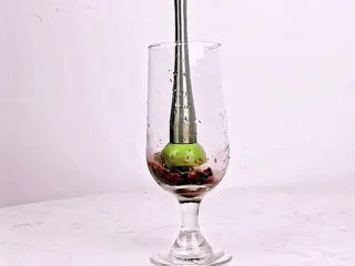 颜值高+口感好！微醺少女的甜美酒单，夏天喝这个就对了！,用调酒压棒捣碎