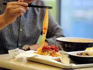 陕西小吃—凉皮,每当看到这张照片 那时的情与景随之再现 美食在浓浓的思念处愈发回味无穷 ^_^