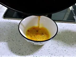 姜黄花卷，饮料做,利用这个时间，姜黄放入碗中，放盐，热锅中加玉米油稍稍有点温度后到入碗中，搅拌均匀。