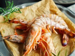 承味普罗旺斯迷迭香烤虾,准备好上好的竹节虾，每只虾的大小都在15cm以上