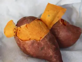 风味鹰嘴豆甜土豆汉堡,将大红薯(1)放入微波炉中烤熟。