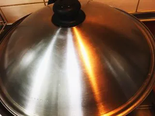 台灣傳統小吃 - 白菜滷,蓋上鍋蓋轉小火燜煮5分鐘,讓白菜持續出水並將水份保留於鍋內,燜煮也可以使白菜更軟嫩更入味