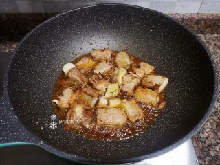 四季豆烧排骨,放入生姜大蒜和适量花椒翻炒均匀。