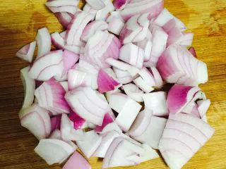 异域风情菜—咖喱土豆牛肉煲,洋葱切小块