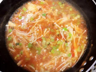 番茄金针菇汤,翻炒均匀，熬煮2分钟。