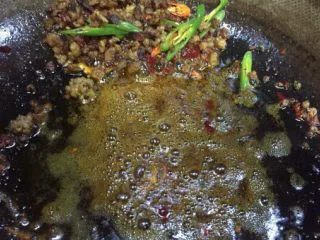 蚂蚁肉沫焗香辣花菜,把肉沫推至锅的一边