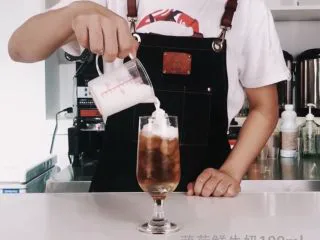 夏日晚霞薄荷波士冰茶，唤醒你的活力,倒入薄荷鲜牛奶（满杯即可）