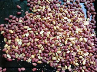 豆腐皮粄~客家小吃,先把花生米烤香