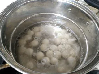  人气小吃糖不甩,煮至圆子全部浮起即可关火
