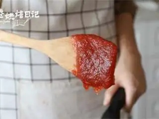 山楂之恋在秋季,经典小吃都在这了~,因为含糖量大,很容易焦底。炒到山楂酱粘在铲子上甩不下来的程度即可(当中可以尝一下,甜度不够可以加糖)。