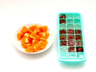 蔓越莓沃柑冷萃果茶,沃柑去皮切小块，蔓越莓冰一些冰一些冰块备用。