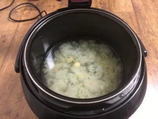 百变水果 三色水果银耳粥,银耳粥煲好了，软嫩润滑，入口即化。