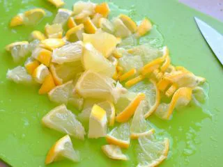 秘制异国风味鸡胸肉腌料&绝佳搭配 （减肥必备）,切开半个柠檬 切块 留下来的汁水可以一并倒进碗里 