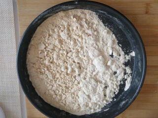 老北京小吃艾窝窝,这就是考好的熟面粉,大家看一下就是这个颜色😍。